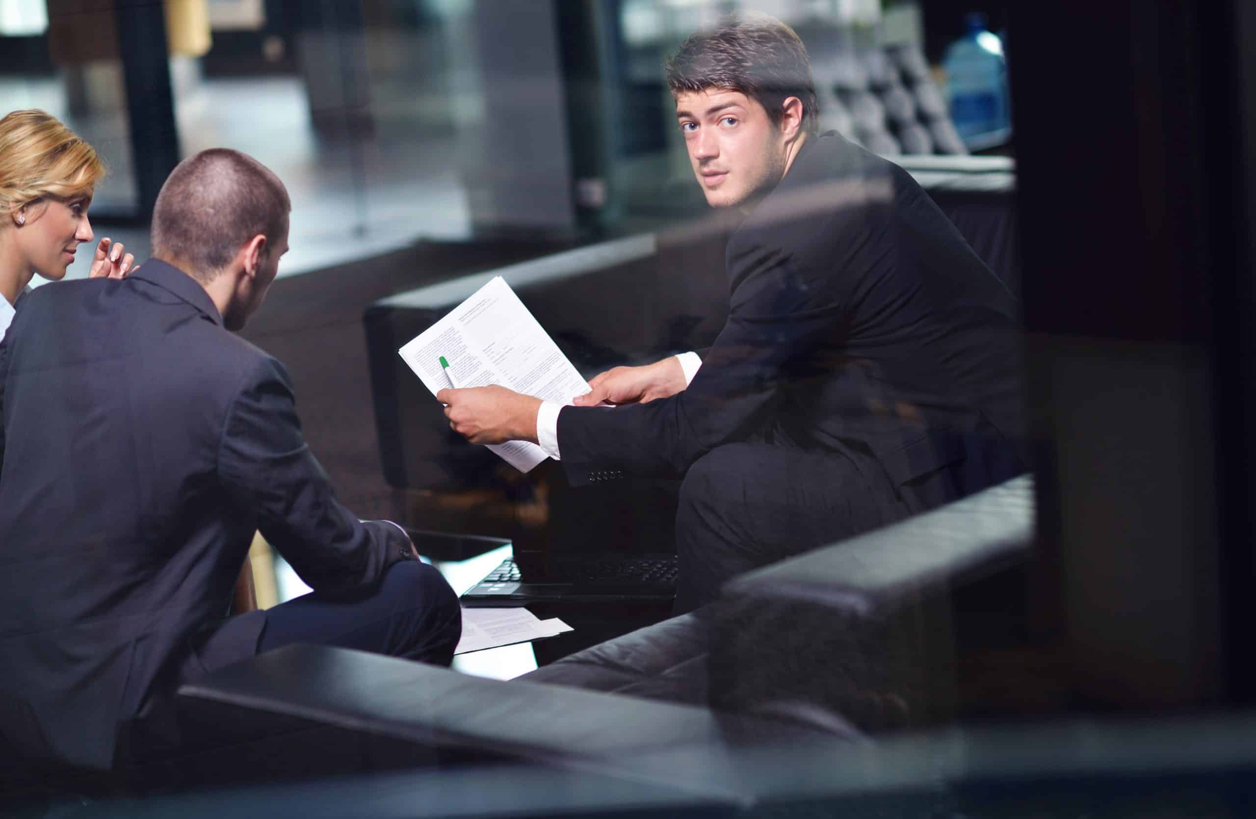 Personas trajeadas haciendo un trato