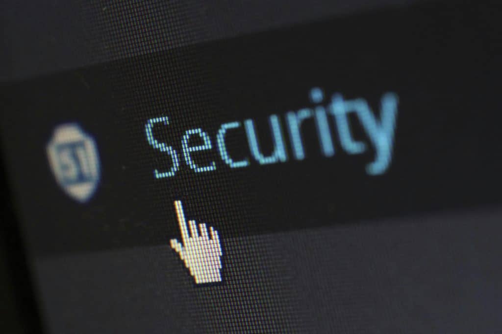 Primer plano de un cursor seleccionando la opción Security en una pantalla, representando la seguridad informática y la protección de datos en sistemas empresariales